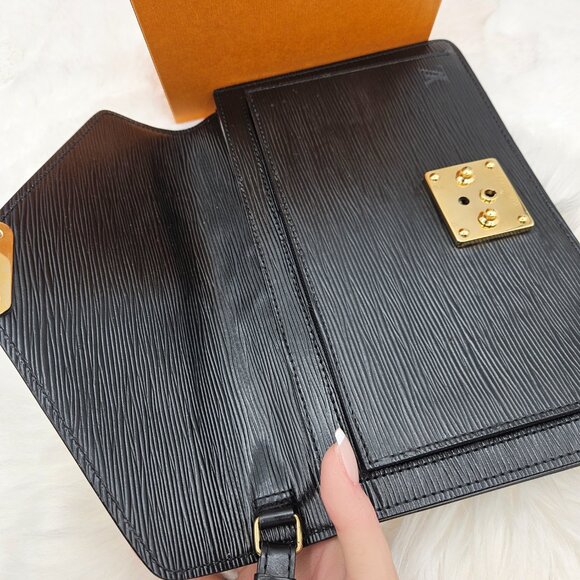 Louis Vuitton  Epi Pochette Dragonne Clutch - Picture 10 of 17